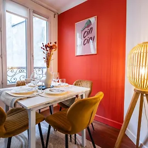 Charming In Heart Of , Paris France